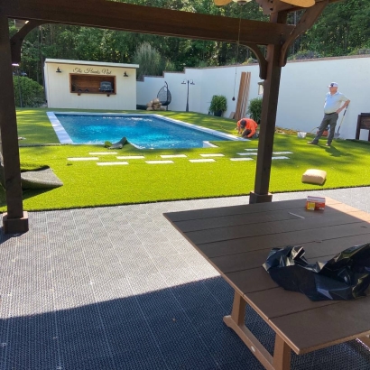 Luxury backyard with Supreme-60 synthetic turf, Toccoa Georgia, patio pergola, and modern pool - premium artificial grass installation by American Syn-Turf