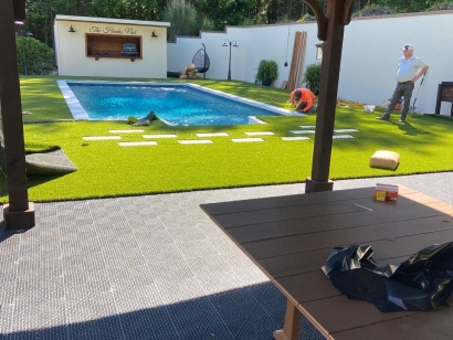 Luxury backyard with Supreme-60 synthetic turf, Toccoa Georgia, patio pergola, and modern pool - premium artificial grass installation by American Syn-Turf